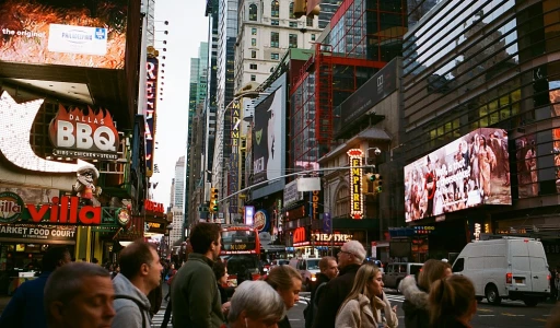 The ripple effect: how proximity to iconic New York landmarks enhances pool hotel experiences?